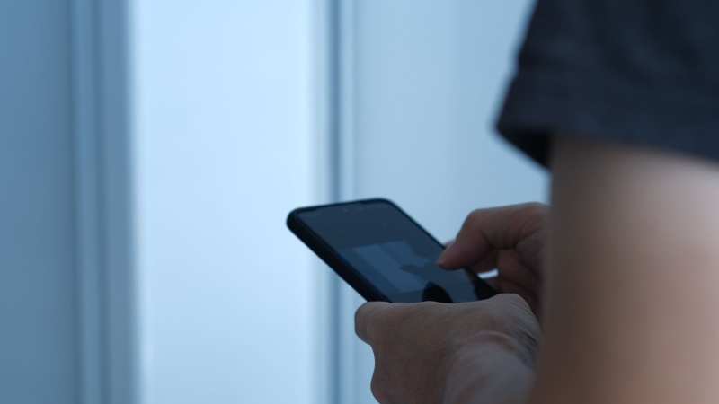 Uomo con smartphone in mano